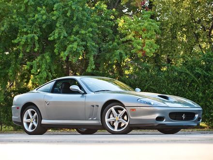 Обои на рабочий стол Двухместный спортивный автомобиль Феррари Маранелло. / Ferrari Maranello, стоящий на обочине дороги возле деревьев