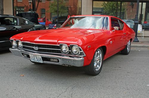 Обои на рабочий стол Автомобиль Chevrolet Chevell SS, стоящий на стоянке возле тротуара