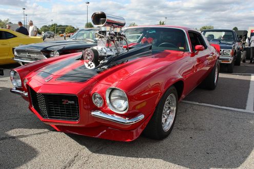 Обои на рабочий стол Автомобиль Шевроле Камаро / Chevrolet Camaro Z28, стоящий на дороге в окружении других автомобилей