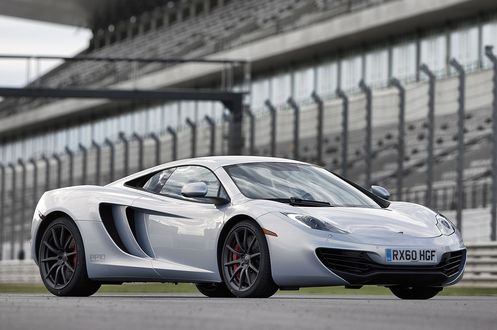 Обои на рабочий стол Суперкар McLaren MP4-12C на фоне трэка