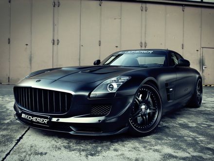 Обои на рабочий стол Автомобиль Мерседес Бенц / Mercedes-Benz SLS AMG, стоящий возле металлического сооружения