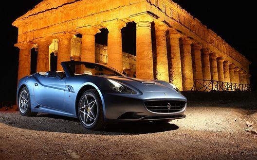 Обои на рабочий стол Автомобиль Феррари Калифорния / Ferrari California стоит на фоне ночного неба возле храма в Афинах. Греция / Athens. Greece