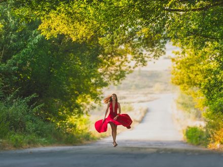Обои на рабочий стол Девушка в красном платье бежит по дороге, работа Lady in red / Девушка в красном, фотограф Julia Wimmerlin