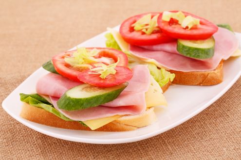 Обои на рабочий стол Бутерброды с ветчиной и овощами