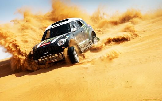 Обои на рабочий стол Mini Cooper в гонке по пустыне