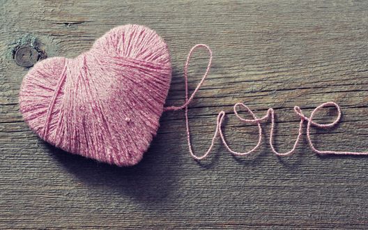 Обои на рабочий стол Сердечко из розовых шерстяных ниток и надпись Love / любовь