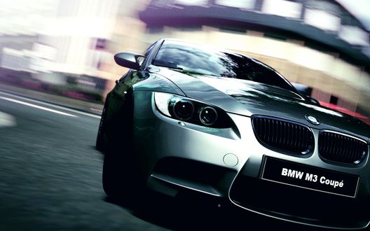 Обои на рабочий стол Легковой автомобиль BMW M3 Coupe, мчащийся по городской дороге
