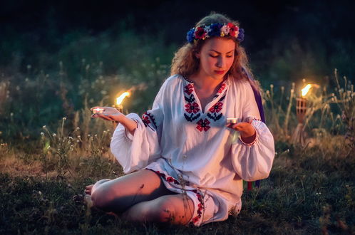 Обои на рабочий стол Девушка, празднующая народный праздник Ивана Купала с венком из цветов на голове, держащая в руках зажженные свечи, автор Scorpio (Игорь Мелекесцев)
