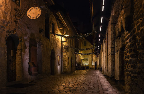 Обои на рабочий стол Мощеные, узкие улочки ночного Таллина, Эстония / Tallinn, Estonia, автор Scorpio (Игорь Мелекесцев)