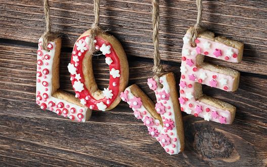 Обои на рабочий стол Печенье в виде букв образовало надпись Love / Любовь