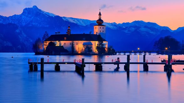 Обои на рабочий стол Озеро Траунзе / Traunsee рядом с городом Гмунден / Gmunden и Альпами / Alpen в Австрии / Austria