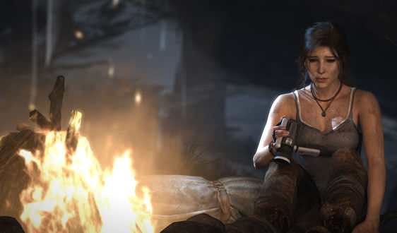 Обои на рабочий стол Грустная Лара Крофт / Lara Croft с камерой в руках сидит у костра в пещере из игры Tomb Raider / Расхитительница гробниц