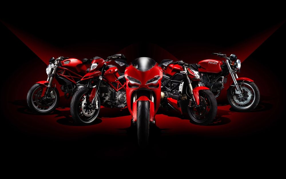 Обои для рабочего стола Группа спортивных красных мотоциклов DUCATI / Дукати