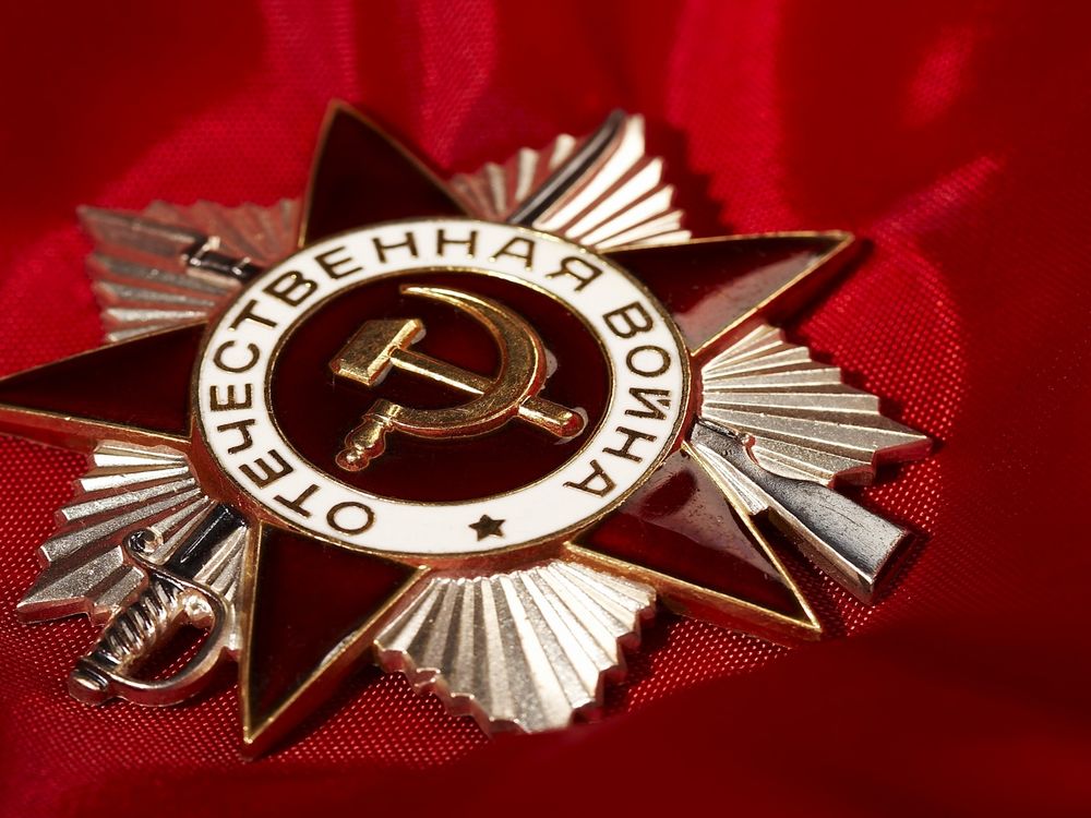 Обои для рабочего стола Орден Отечественной Войны СССР лежит на красной ткани