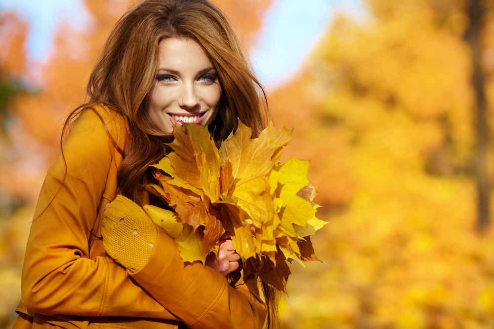 Фото Осенних Листьев В Руках Девушки