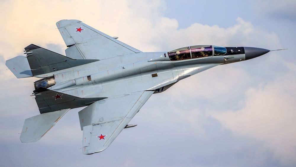 Обои для рабочего стола Военный самолет МИГ - 35 летит в небе