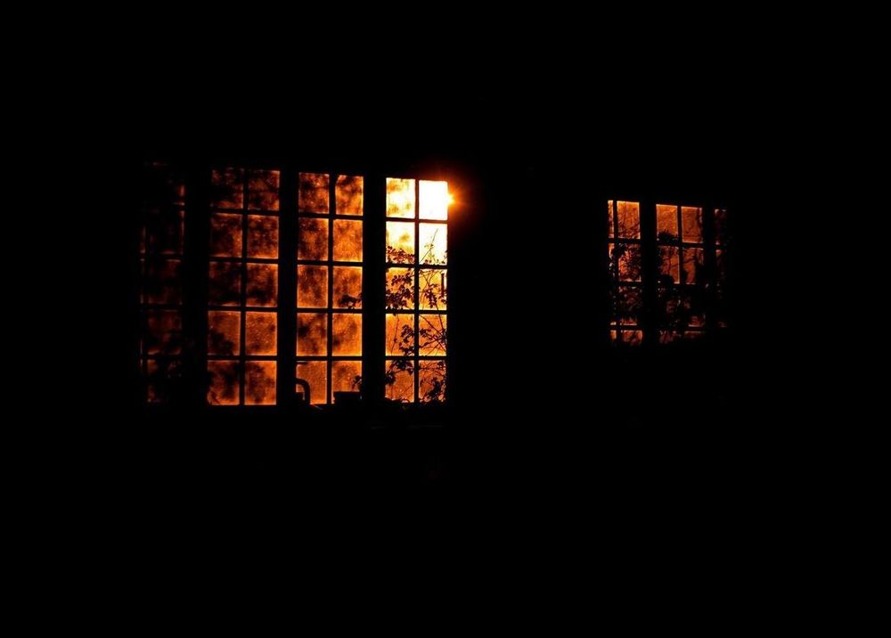 Окно становится черным. Ночное окно. Окно ночью. Окна домов ночью. Окна домов в темноте.