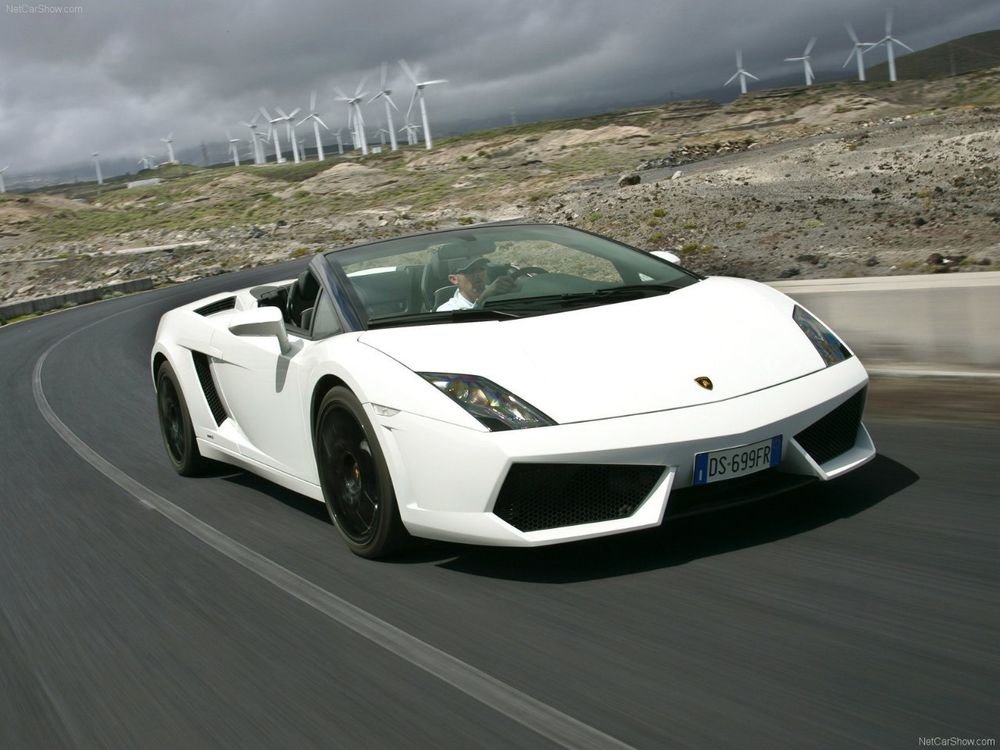 Обои для рабочего стола Суперкар Ламборджини / Lamborghini Gallardo, едущий по асфальтовой дороге