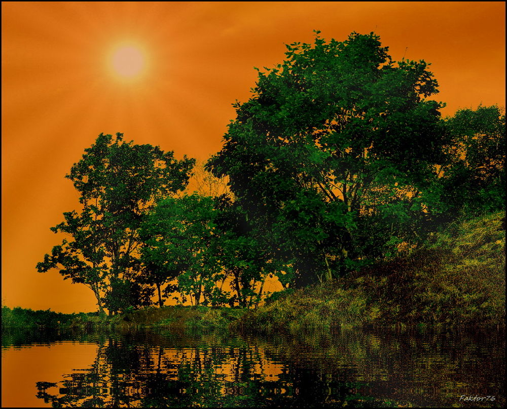 Обои для рабочего стола Деревья с ярко-зеленой, густой листвой растущие на возвышенности на берегу озера на фоне красивого заката солнца, отраженного на зеркальной. водной глади, автор Faktor 76 (Сергей В)