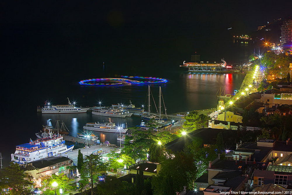 Обои для рабочего стола Ночная Ялта, Республика Крым, Россия / Yalta, Republic Of Crimea, Russia, автор Сергей Титов