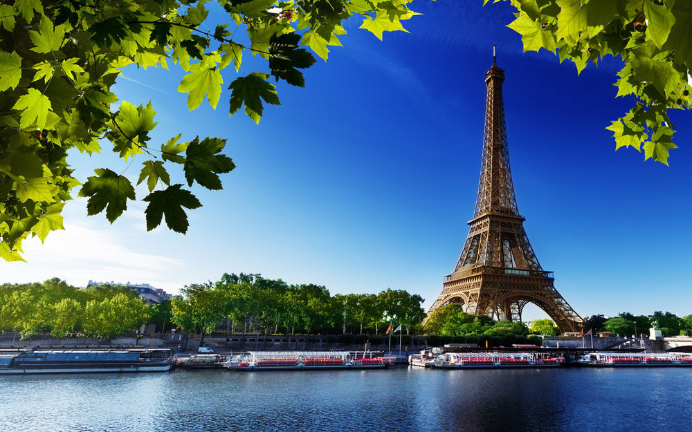 Обои для рабочего стола Эйфелева башня, Париж, Франция / Eiffel tower, Paris, France, на фоне синего неба