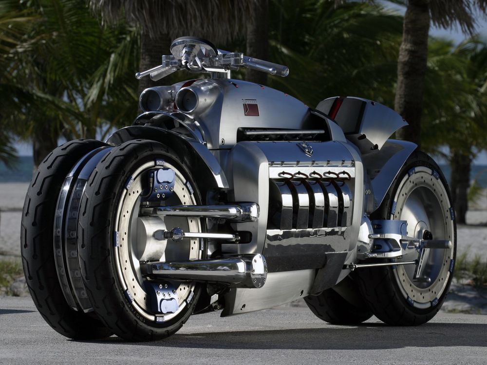Обои для рабочего стола Четырехколесный Dodge Tomahawk - концептуальный прототип мотоциклa, выпущенный компанией Dodge стоит на площадке возле пальм