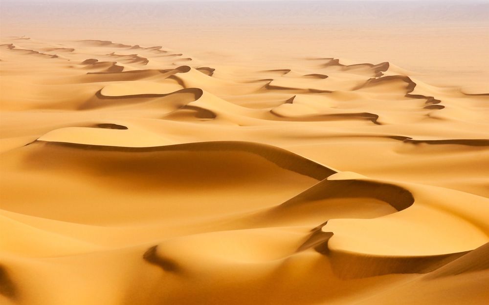 Обои для рабочего стола Песчаные барханы в пустыне