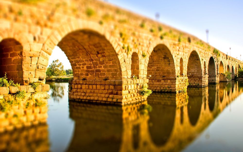 Обои для рабочего стола Старинный каменный мост через водоем, с отражением в воде