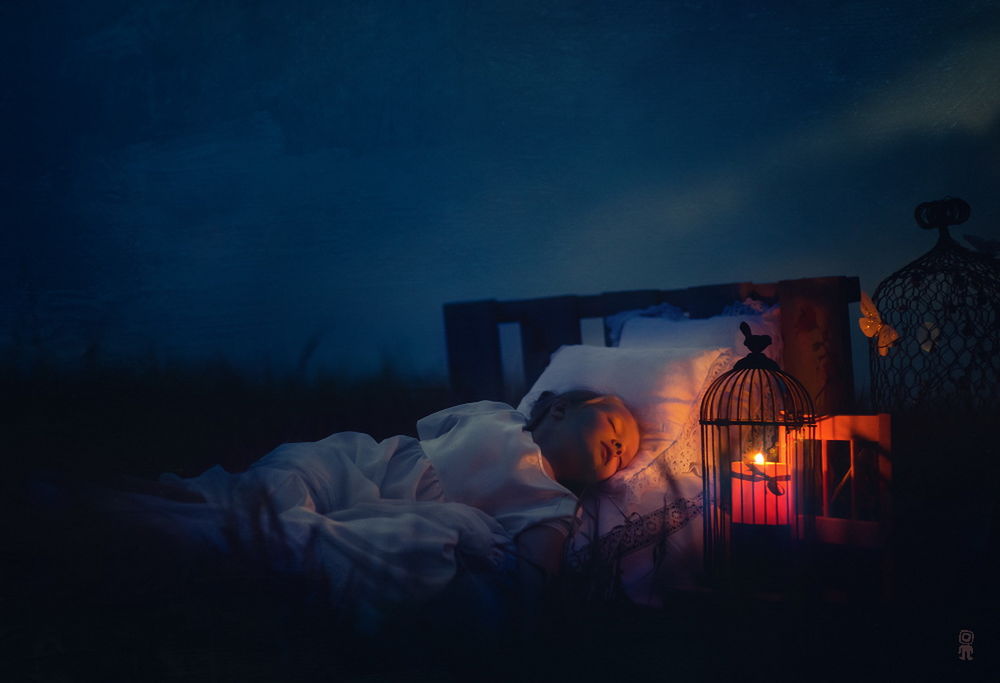Обои для рабочего стола Ребенок, спящий в своей кровати, расположенной в поле на фоне ночного неба, рядом с кроватью стоит птичья клетка с горящей в ней свечой, автор Николай Тихомиров