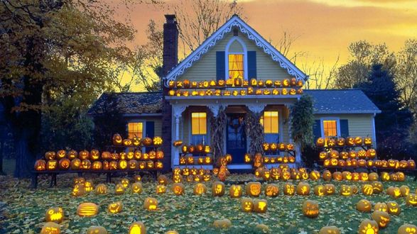 Обои на рабочий стол На доме и перед ним лежат тыквы, праздник Halloween / ХэМЃллоуиМЃн