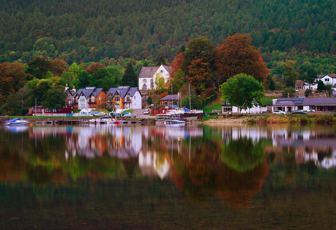 Обои на рабочий стол Красивый, живописный берег озера Тэй, Шотландия / lake Tay, Scotland с расположенном на нем небольшим городком с каменными домами в окружении деревьев с зеленой и осенней листвой, автор Андрей Ведерников