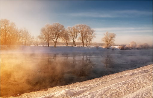 Обои на рабочий стол Рассвет над рекой с клочьями поднимающегося от воды тумана, с заснеженными берегами, деревьями, растущими на берегу, покрытыми густым слоем инея, автор Ромик