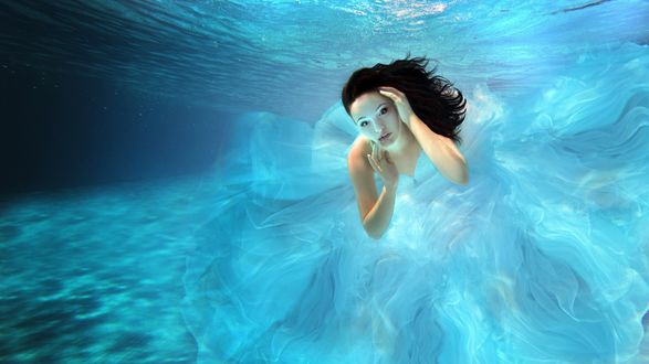 Обои на рабочий стол Девушка под водой
