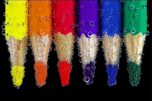 Обои на рабочий стол Цветные карандаши покрытые пузырьками воздуха. Colorful Pencils Immersed in Water