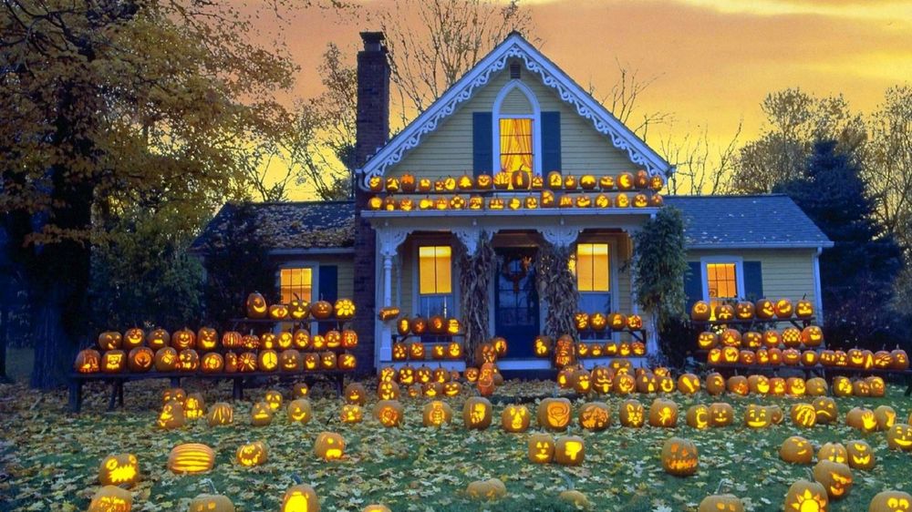 Обои для рабочего стола На доме и перед ним лежат тыквы, праздник Halloween / ХэМЃллоуиМЃн