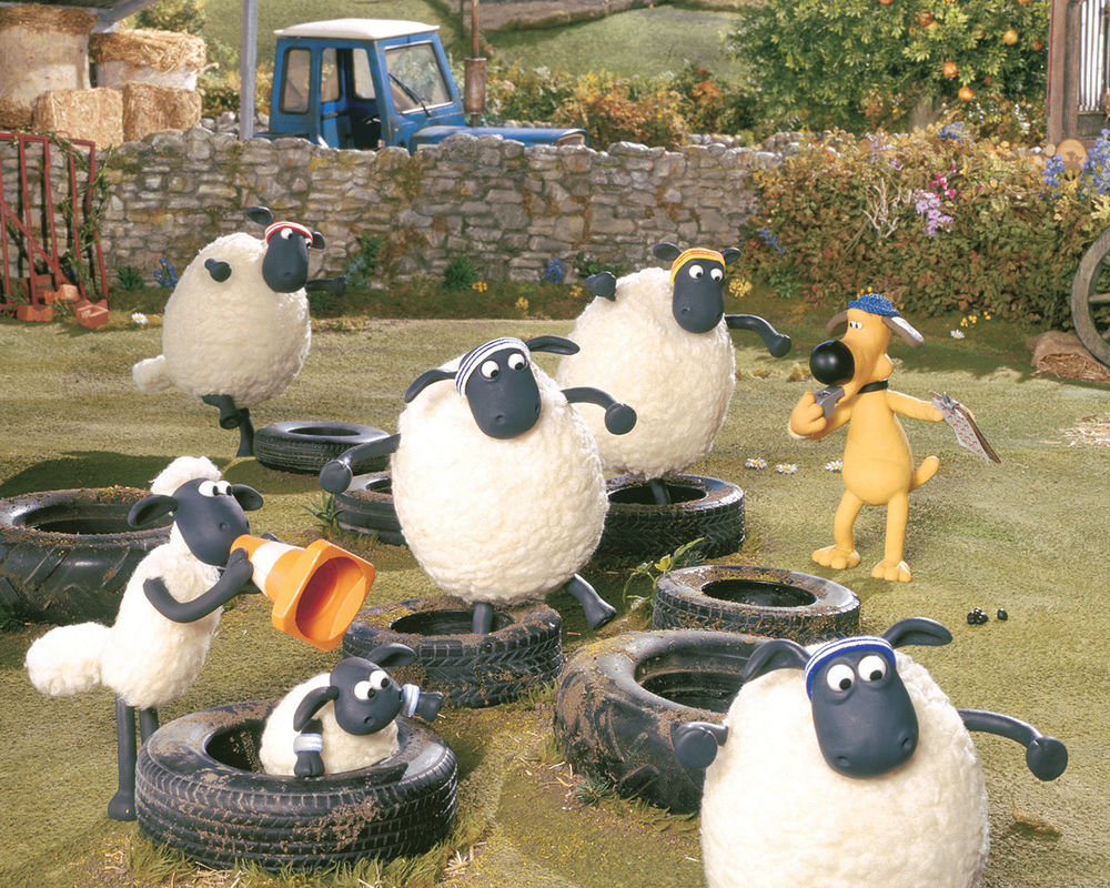 Обои для рабочего стола Барашек Шон, пес Битцер и овцы играют на автомобильных покрышках из мультфильма Shaun the Sheep / Барашек Шон
