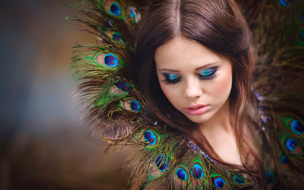 Обои для рабочего стола Девушка с воротником из павлиньих перьев прикрыла глаза, фотограф Jana Kvaltinova