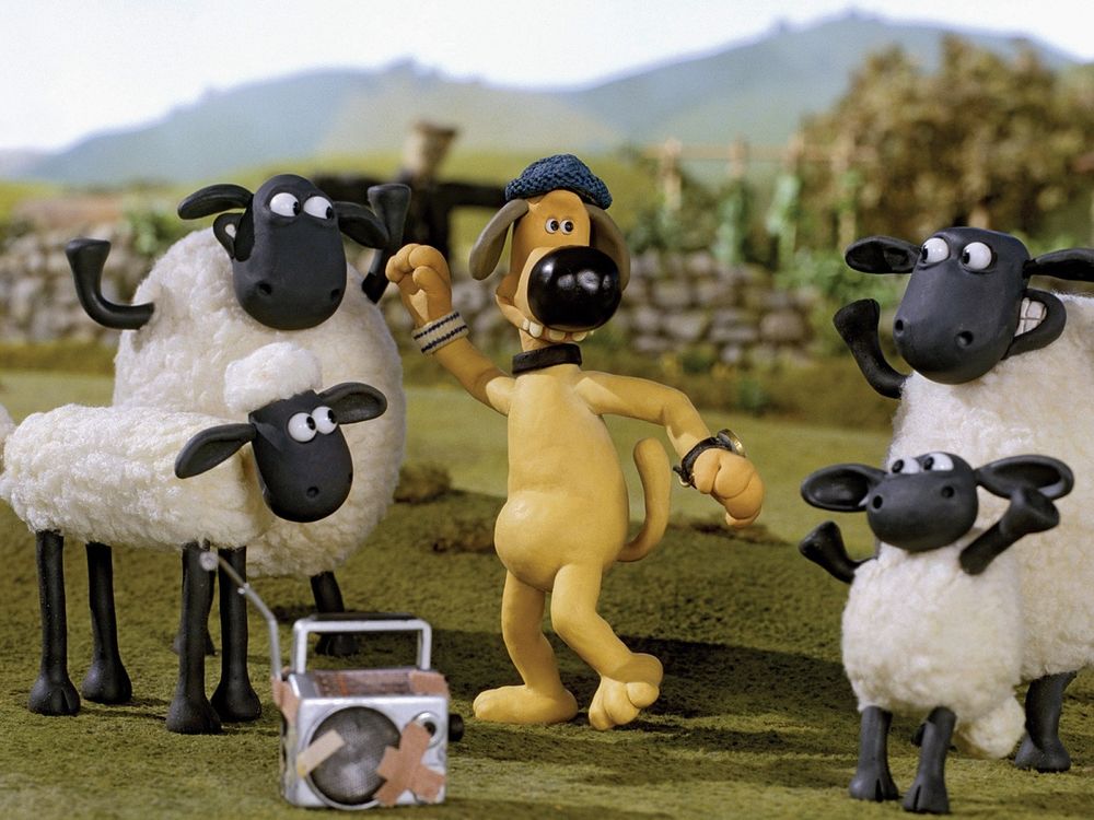 Обои для рабочего стола Пес Битцер танцует по лужайке с овцами из мультфильма Shaun the Sheep / Барашек Шон