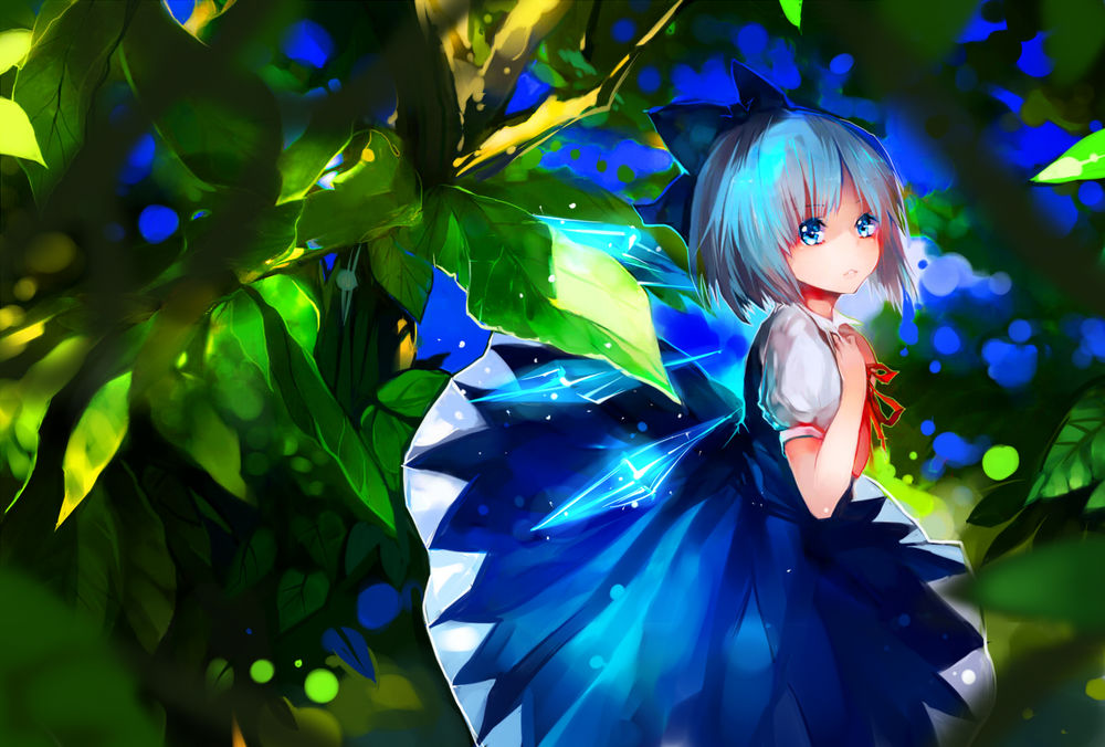 Обои для рабочего стола Ледяная фея Cirno / Чирно среди зеленой листвы, персонаж из серии компьютерных игр Touhou Project / «Проект «Восток»»