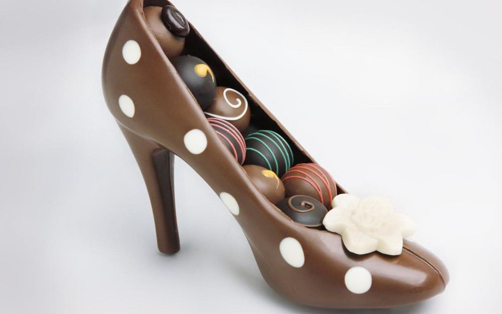 Обои для рабочего стола Шоколадная туфелька, заполненная конфетами