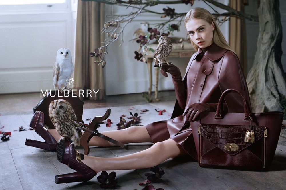 Обои для рабочего стола Девушка в одежде и обуви марки Mulberry и сова