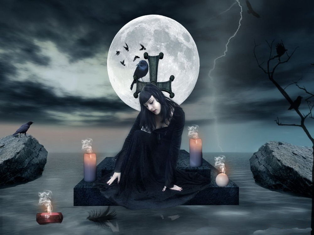 Обои для рабочего стола Грустная, черноволосая девушка, сидящая на могильной плите с каменным крестом на котором сидит черный ворон, с зажженными свечами вокруг нее, одна из которых плавает в воде на фоне ночного неба с полной луной, сверкающих молний
