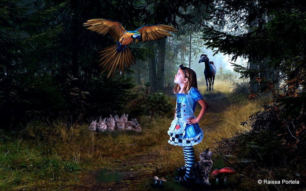 Обои для рабочего стола Девочка в синем платье с любопытством смотрит на парящего над ней попугая ара, рядом у ног девочки стоит серый котенок, под деревом сидит стайка кроликов, на лесной дорожке стоит конь, автор Raissa Portela