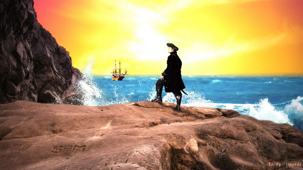 Обои для рабочего стола Мужчина в морской форме с саблей на поясе, стоящий на скалистом морском берегу, наблюдает за уходящим в море парусным фрегатом на фоне ослепительных лучей солнца на полуденном небосклоне, автор jspanda
