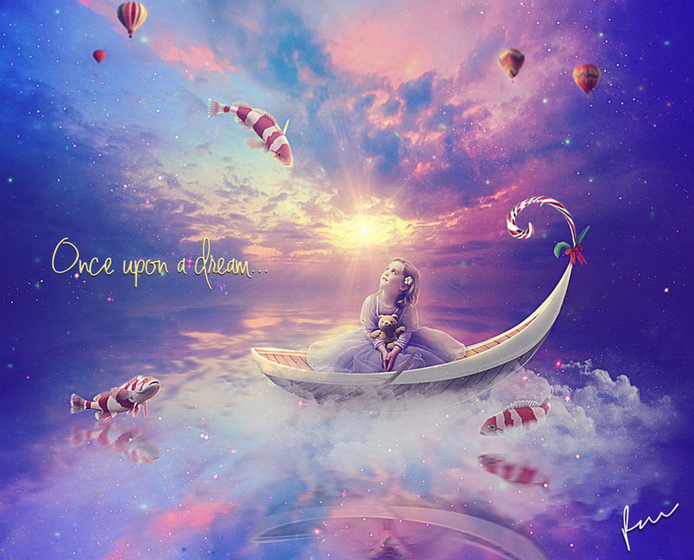 Обои для рабочего стола Девочка, держащая на руках игрушечного медвежонка, сидящая в лодке, плывущей по воде в окружении парящих в небе воздушных шаров и декоративных, цветных рыбок на фоне заката (Once upon a dream / Один раз по мечте), автор Secretadmires