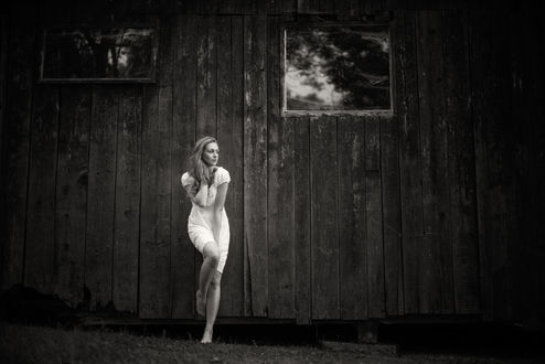 Обои на рабочий стол Девушка стоит у деревянной стены дома, ву Florian Weiler