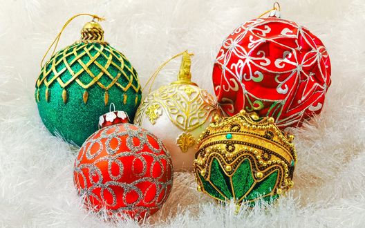 Обои на рабочий стол Разноцветные новогодние елочные шары