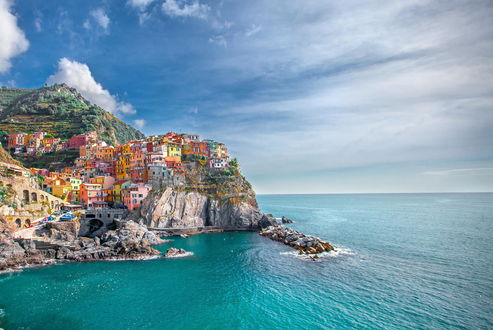 Обои на рабочий стол Небольшой рыбацкий городок Манарола, Италия / Manarola, Italy, стоящий на горе на берегу моря