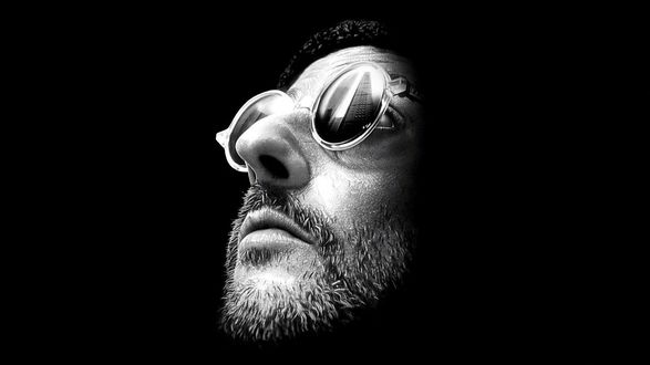Обои на рабочий стол Лицо знаменитого французского актера Жана Рено / Jean Reno / в круглых очках на черном фоне
