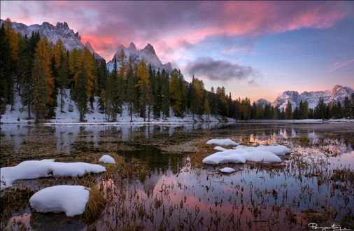 Обои на рабочий стол Озеро Antorno, окруженное горами в розовых облаках, фотограф Andrew Thrasher